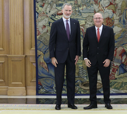Su Majestad el Rey acompañado del presidente del Banco Interamericano de Desarrollo, Ilan Goldfajn