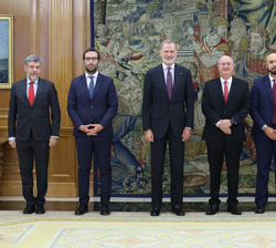 Fotografía de grupo de Don Felipe con el presidente del BID; el ministro de Economía, Comercio y Empresa; el jefe de la Oficina de Presidencia del BID