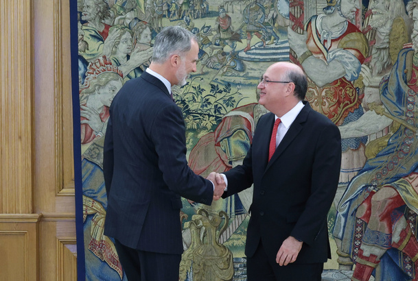 Su Majestad el Rey recibe el saludo del presidente del Banco Interamericano de Desarrollo, Ilan Goldfajn
