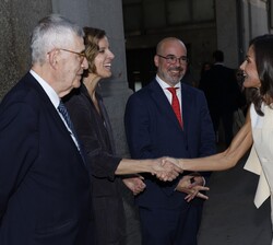 Llegada de Doña Letizia al Círculo de Bellas Artes, en Madrid, y saludo a las autoridades