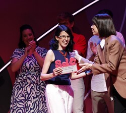 Premio del público para Jara Pérez Jiménez, entregado por la ministra de Ciencia e Innovación