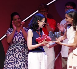 Primer premio para Jara Pérez Jiménez, que ha sido entregado por Su Majestad la Reina