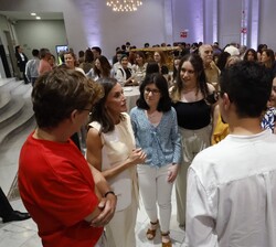 Doña Letizia conversa con los participantes