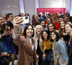 Selfie de Doña Letizia con los participantes realizado por la ministra de Ciencia e Innovación