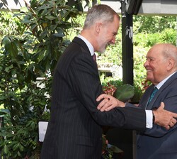 Saludo del Rey con el exsecretario general Iberoamericano, Enrique V. Iglesias