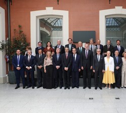 Su Majestad el Rey junto a los miembros del patronato y el equipo de dirección de la Fundación Euroamérica
