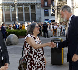 Su Majestad el Rey recibe el saludo de la embajadora de Canadá en España, Wendy Drukier