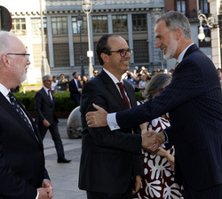 Su Majestad el Rey recibe el saludo del embajador de España en Canadá, Alfredo Martínez