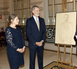 Su Majestad el Rey junto al autor del retrato que presidirá el nuevo centro de estudiantes