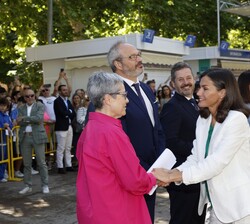 Su Majestad la Reina recibe el saludo de la directora de la Feria del Libro de Madrid, Eva Orúe
