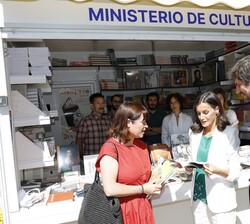 Durante su recorrido por la Feria del Libro de Madrid, Su Majestad la Reina visitó el puesto del Ministerio de Cultura