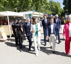Su Majestad la Reina junto a las autoridades durante el recorrido por la Feria del Libro