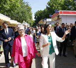 Doña Letizia saluda al público durante su recorrido por la Feria del Libro