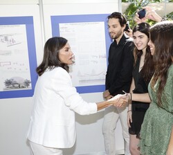Doña Letizia recibe el saludo de los estudiantes de Arquitectura de la Unviersidad Rey Juan Carlos que han realizado los trabajos expuestos en el pues