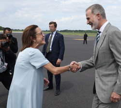 Su Majestad el Rey es recibido por la canciller de la república salvadoreña, Alexandra Hill