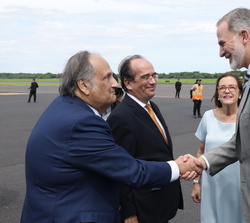Su Majestad el Rey es recibido por el embajador de España en El Salvador, Carlos de la Morena; y el embajador de El Salvador en España, Joaquín Alexan