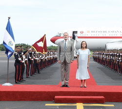 Su Majestad el Rey acompañado por la canciller de la república salvadoreña, Alexandra Hill, durante la interpretación de los Himnos Nacionales