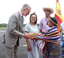 Su Majestad el Rey recibe un presente a su llegada a El Salvador