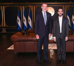 Su Majestad el Rey junto al Presidente Electo de la República de El Salvador, Nayib Bukele, momentos antes del encuentro