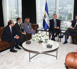Su Majestad el Rey mantiene un encuentro con el Presidente Electo de la República de El Salvador, Nayib Bukele, junto a las delegaciones de los dos pa
