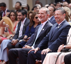 Su Majestad el Rey en primera fila de asientos junto a los jefes de delegaciones asistentes, durante la investidura del Presidente Electo de la Repúbl