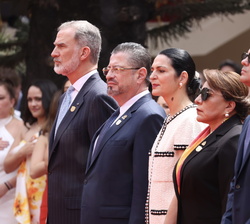 Su Majestad el Rey durante la interpretación del Himno Nacional de El Salvador