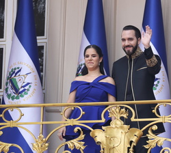 El Presidente de la República de El Salvador, Nayib Bukele y la Priemra Dama tras la investidura