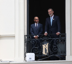 Su Majestad el Rey en el balcon contiguo al del Presidente Bukele, mientras se dirigia a la Nación