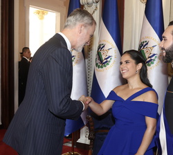 Su Majestad el Rey recibe el saludo de la Primera Dama salvadoreña, Gabriela Rodríguez de Bukele