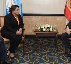 Su Majestad el Rey durante el encuentro con la Presidenta de la República de Honduras, Xiomara Castro