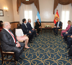 Su Majestad el Rey durante el encuentro con la Presidenta de la República de Honduras, Xiomara Castro, acompañados de las delegaciones de los dos país