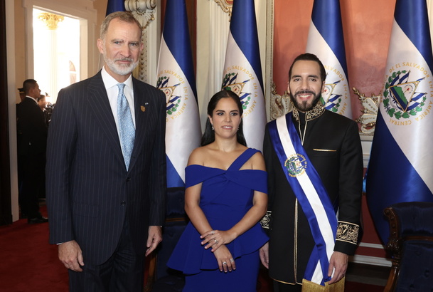 Su Majestad el Rey junto al Presidente Constitucional de El Salvador y la Primera Dama, tras la investidura