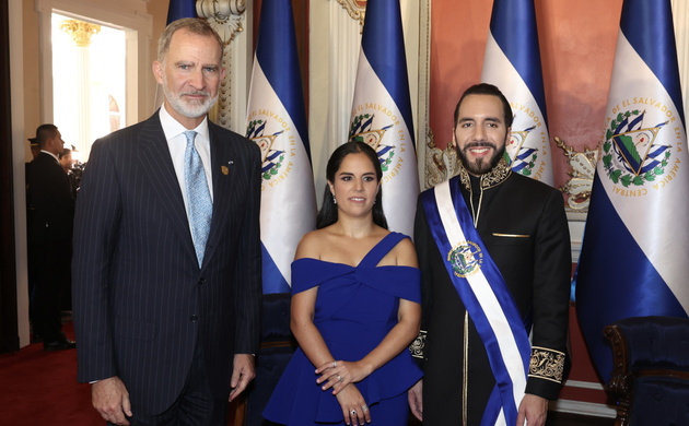 Su Majestad el Rey junto al Presidente Constitucional de El Salvador y la Primera Dama, tras la investidura