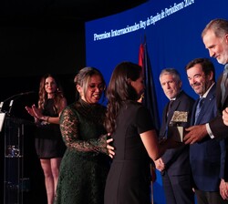 Su Majestad el Rey entrega el Premio Periodismo de Cooperación Internacional y Acción Humanitaria al trabajo "Depredadores en las aulas" a A