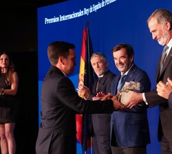 Su Majestad el Rey entrega el Premio de Periodismo Ambiental por el trabajo "Pampa Seca" a Matias Boela y equipo