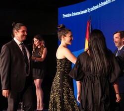 Su Majestad el Rey entrega el Premio de Comunicación de Iberoamérica a "Mutante" de Colombia a Elizabeth Otálvaro, directora editorial; Juan