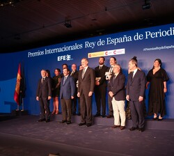 Fotografía de grupo de Su Majestad el Rey junto a los premiados y autoridades
