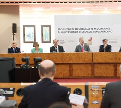 Su Majestad el Rey preside la mesa de la reunión de Presidencias de Asociaciones de Universidades del Espacio Iberoamericano