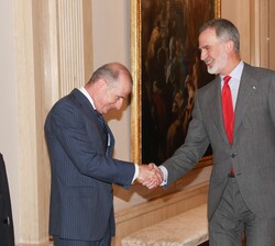 Su Majestad el Rey recibe el saludo del presidente de la Fundación Institucional Española (FIES), Rafael Guardans