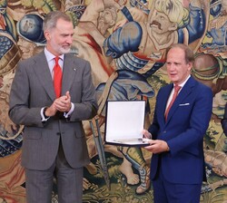 Don Felipe, junto a Luis María Cazorla, premiado en la XXXIII edición