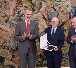 Don Felipe, junto a Jordi Canal, premiado en la XXXIV edición
