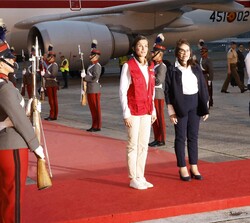 Su Majestad la Reina recibida con un Cordón de Honor a su llegada al Aeropuerto Internacional “La Aurora” en Ciudad de Guatemal