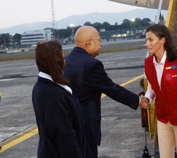 Su Majestad la Reina recibida por el director de Protocolo y Ceremonial Diplomático de la República de Guatemala, Antonio Castellanos y la viceministr