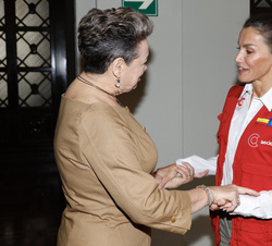 Su Majestad la Reina recibe el saludo de la Primera Dama de la República de Guatemala, Lucrecia Peinado