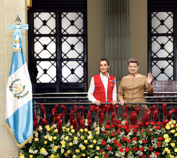 Su Majestad la Reina junto a la Primera Dama de la República de Guatemala, Lucrecia Peinado