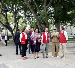 Su Majestad la Reina observa las obras de rehabilitación del parque donde interviene la Cooperación Española