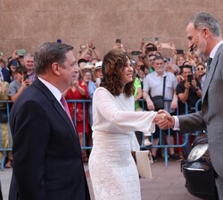 Don Felipe recibe el saludo de la presidenta de la Comunidad de Madrid, Isabel Díaz Ayuso