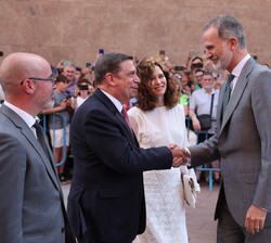 Su Majestad el Rey es saludado por el ministro de Agricultura, Pesca y Alimentación, Luis Planas
