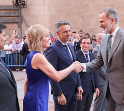 El Rey recibe el saludo de la presidenta de la Asociación de la Prensa de Madrid, María Rey