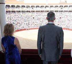 Su Majestad el Rey y autoridades durante la interpretación del Himno Nacional en la de Plaza de Toros de Las Ventas